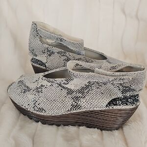 bernie mev. Snakeskin Pattern Wedges